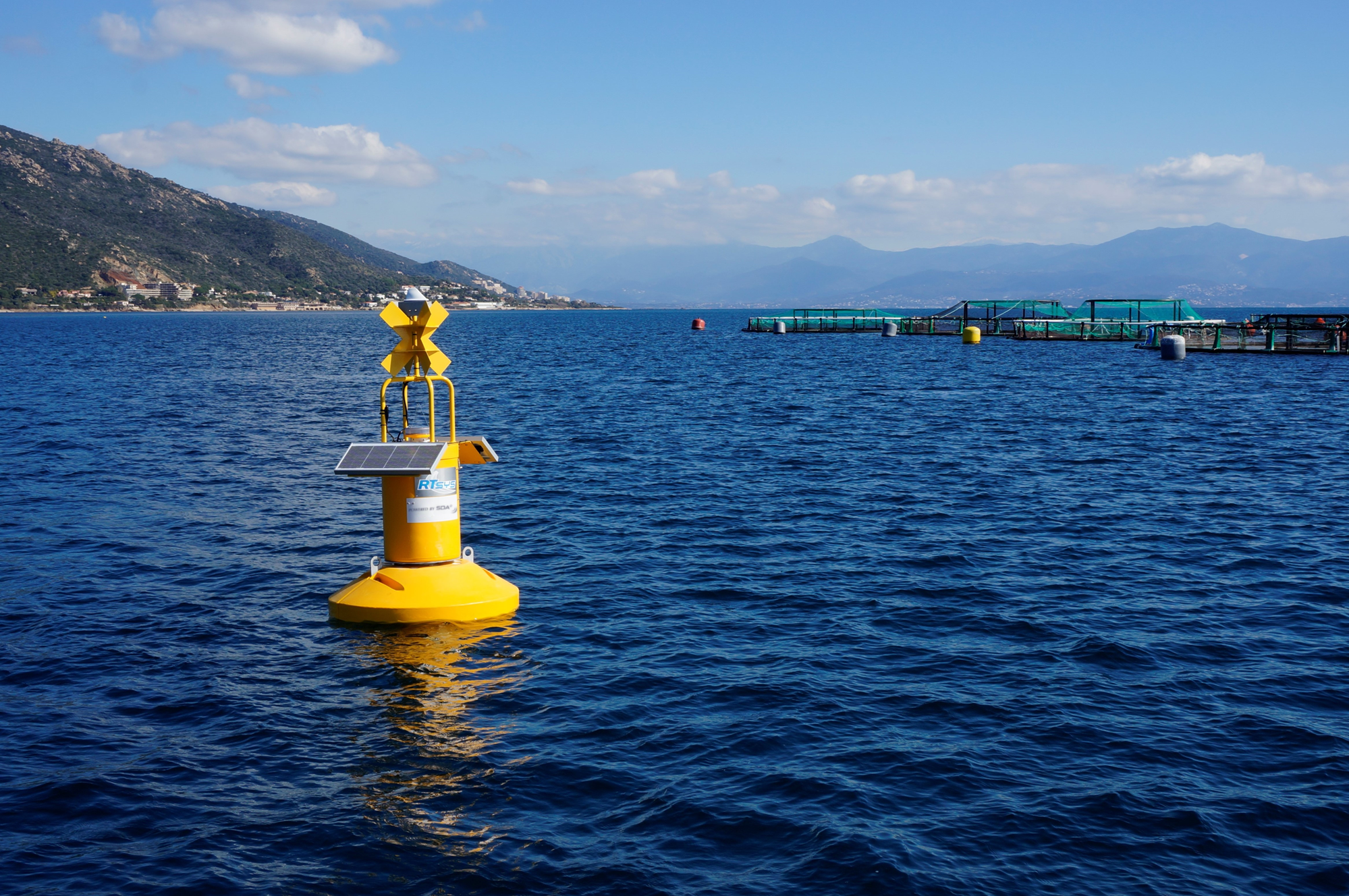 Bouée DATA dans un environnement d'aquaculture.